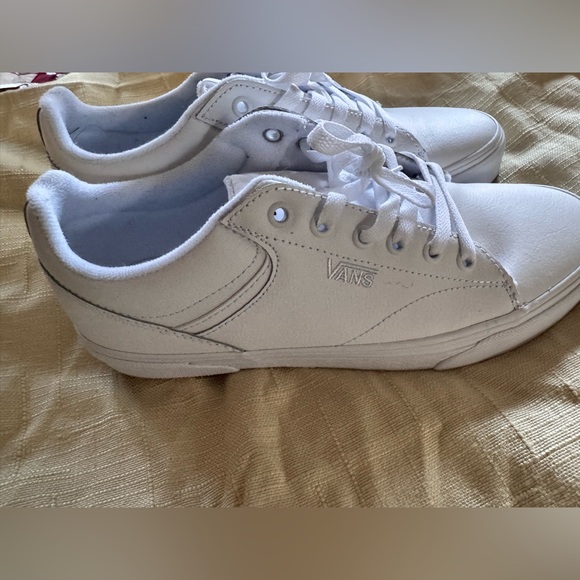 Women’s Vans Seldan low top sneaker. - Picture 2 of 5